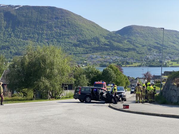 To barn og to vaksne i frontkollisjon