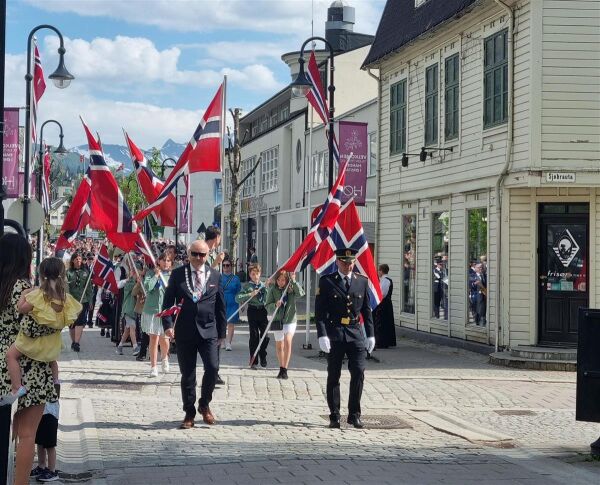 17. mai i ny drakt