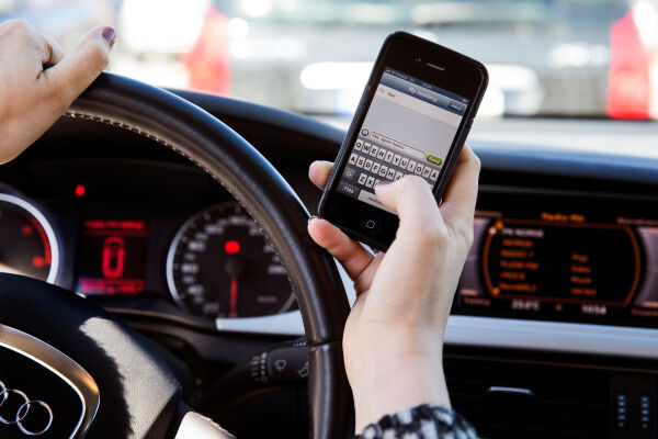 Så mykje får du no i bot for mobilbruk i bil