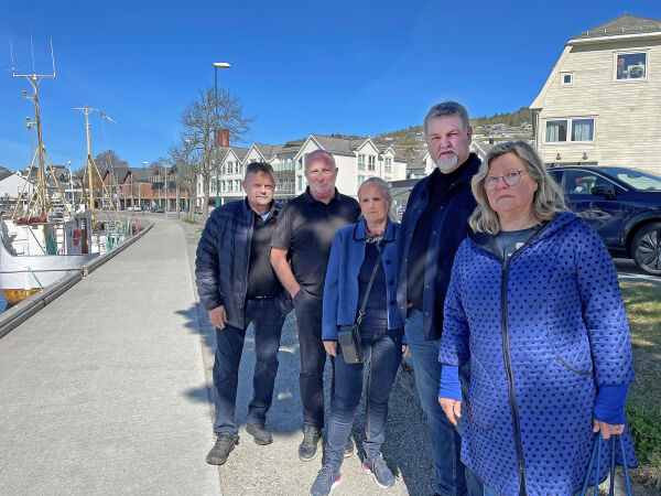 -Vil sage ned trea og ta bort flaggstengene