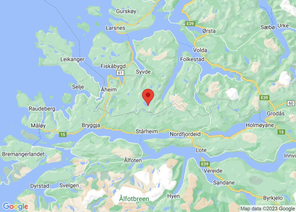 Mann og  hund redda seg frå brennande hytte
