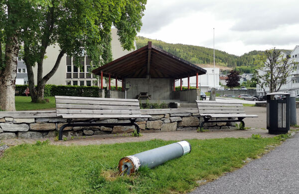 Parkert piano og glasbrot i parken