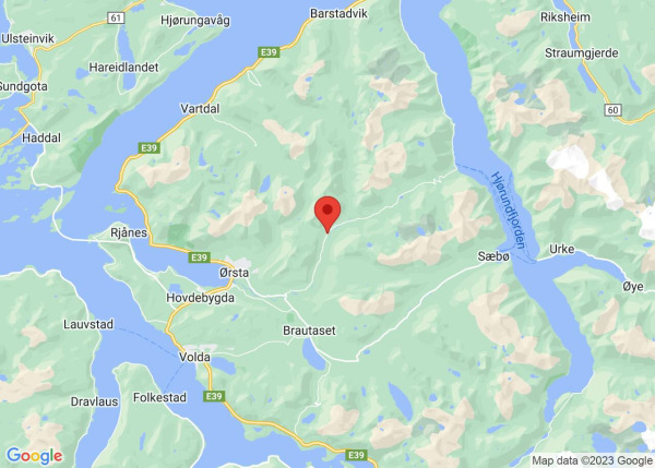Ørsta:Bil køyrde i elv
