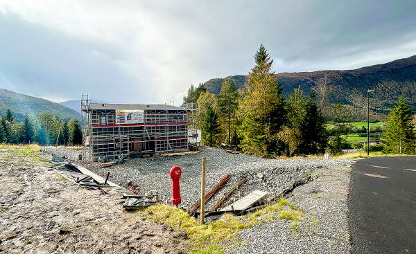 Første huset under oppføring på Løvland