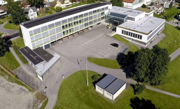 Nær halvparten arbeider i offentleg sektor