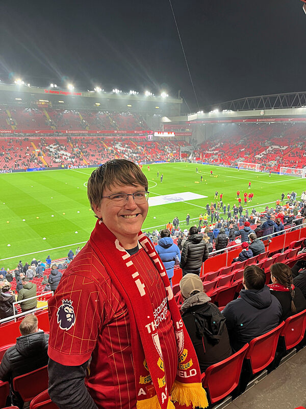 Påskefeiring i prestekjole – og Liverpool-drakt