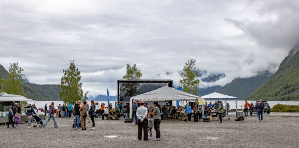 Klovnar, traktorparade og hoppeslott begeistra store og små!