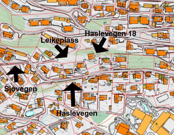 Usemje om køyrbar veg gjennom leikeareal
