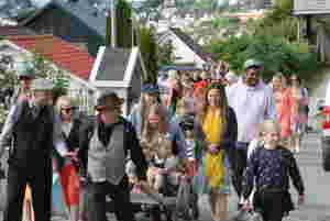 Jonsokfeiring i sommarsol