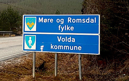 Kommuneskilt på ville vegar