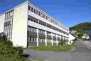 Forklarar hotellopphaldet i Loen