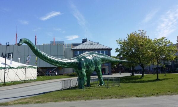 Stal dinosaurbein i Ørsta