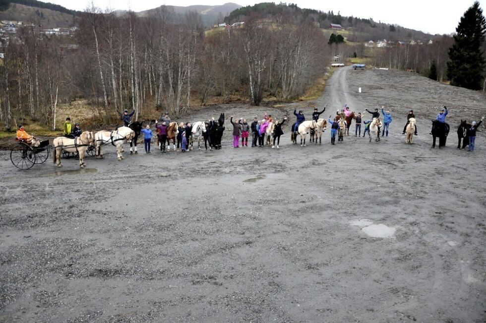 32 medlemmar i Volda rideklubb og 15 hestar viser kvar den nye ridehallen skal byggjast.