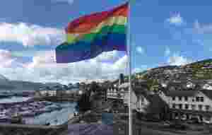 Opnar for Pride-flagg ved rådhuset