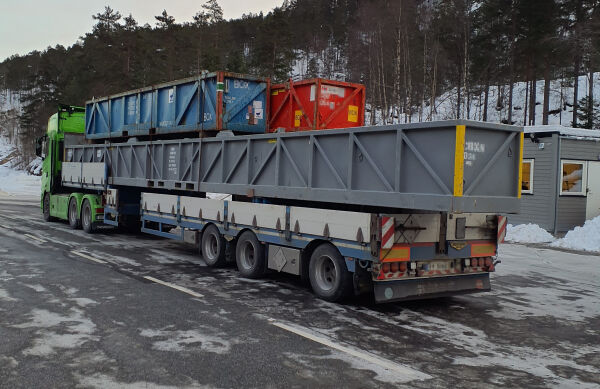 Lasta stakk langt ut frå bilen