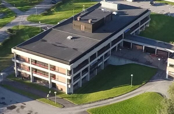 Skal bryte opp 80 låste dører på høgskulen