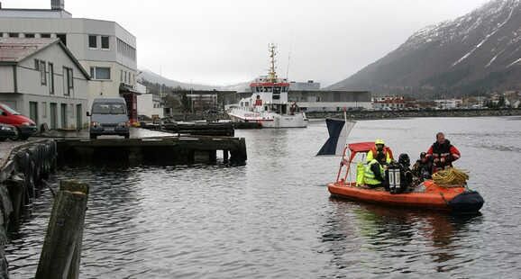 Mann funnen død i sjøen