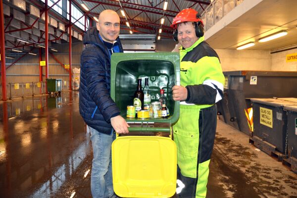 Ny runde med utlevering av glas- og metalldunkar