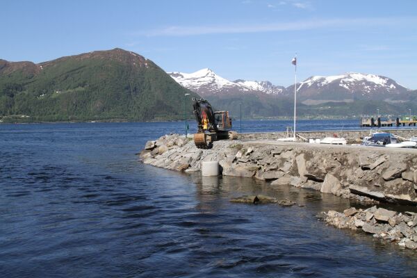 Arbeid i gong ved moloen i Volda
