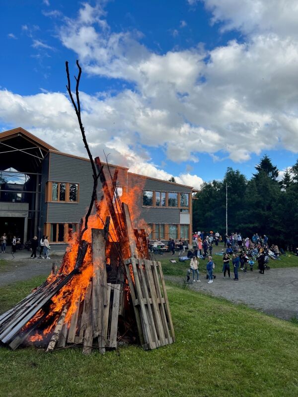 Mange hundre feira jonsok på Bratteberg