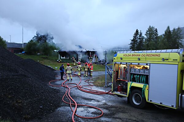 Hus totalskadd i brann